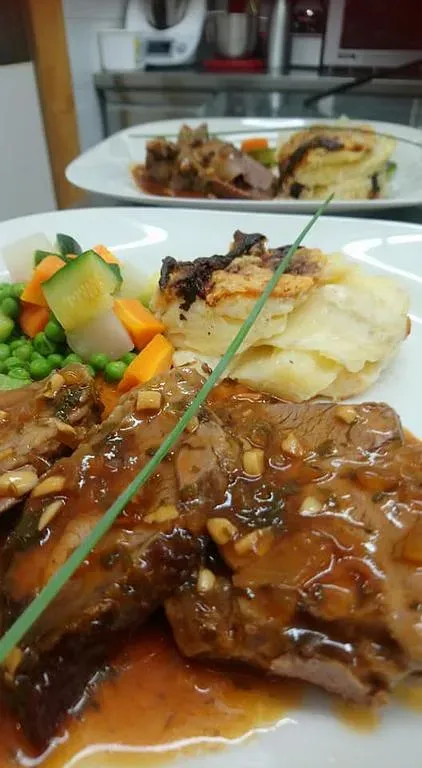 viande accompagné de purée de pomme de terrwebp